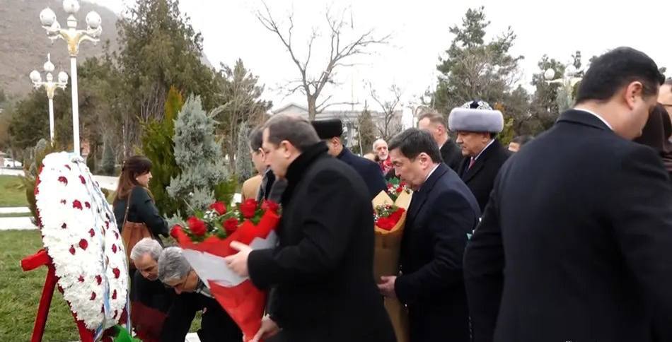 Ashxobod shahrida buyuk mutafakkir va shoirlar – Alisher Navoiy hamda Zahiriddin Muhammad Bobur tavalludiga bag‘ishlangan ma’naviy-ma’rifiy tadbir o‘tkazildi.