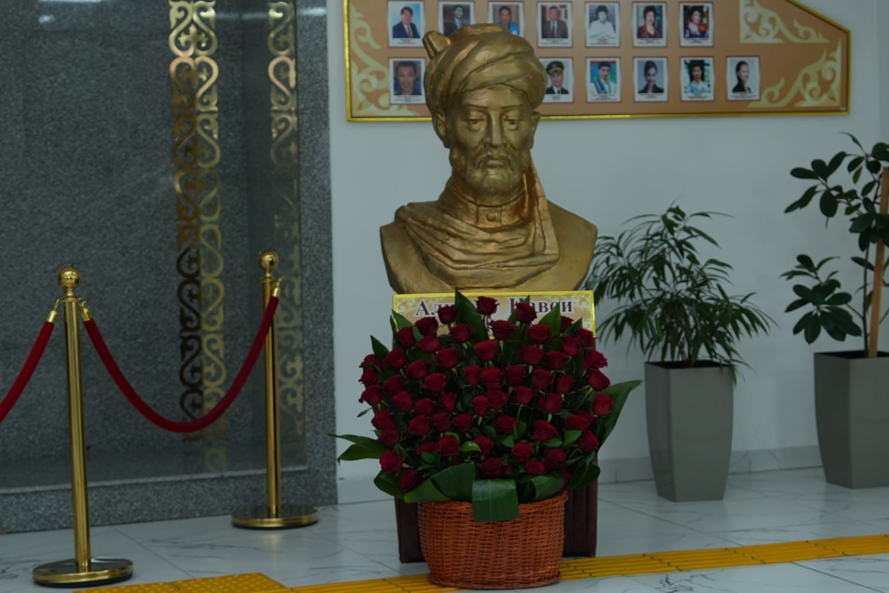 Chimkent shahrida “Vatandoshlar” jamoat fondi tashabbusi bilan G'azal mulkining sultoni Mir Alisher Navoiy xotirasiga bag‘ishlangan qator ma’naviy-ma’rifiy tadbirlar o‘tkazildi.